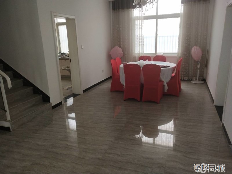 冷寨别墅,上下三层,一楼有院,三楼有平台